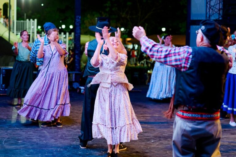 San Lorenzo celebró la ExpoArtesanos 2025 con feria, música y sabores de la región