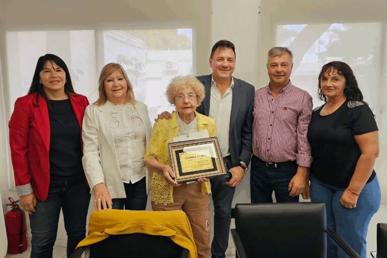 Raimundo brindó un reconocimiento a Tienda Elena, que cumplió 70 años de trayectoria