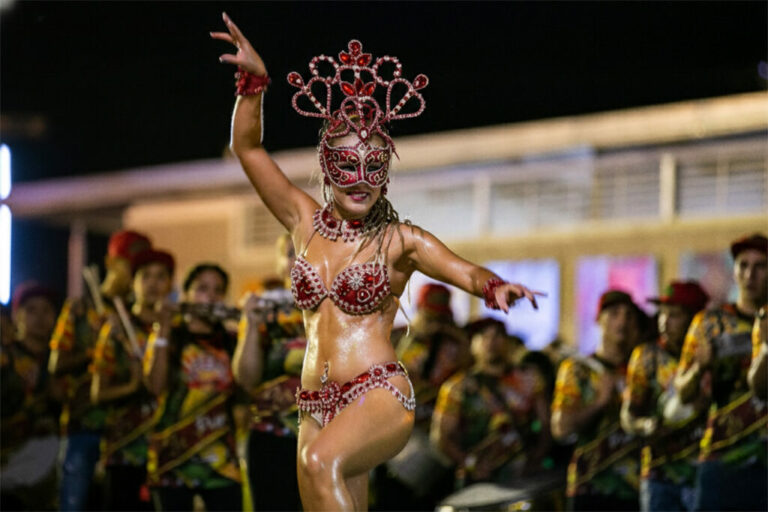 San Lorenzo: Viernes y Sábado gran desfile de comparsas por la avenida San Martín San Lorenzo: Viernes y Sábado gran desfile de comparsas por la avenida San Martín