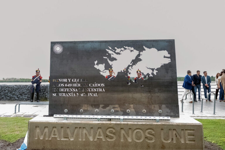 Gloria y honor: San Lorenzo inauguró un monumento en homenaje a los héroes de Malvinas Gloria y honor: San Lorenzo inauguró un monumento en homenaje a los héroes de Malvinas